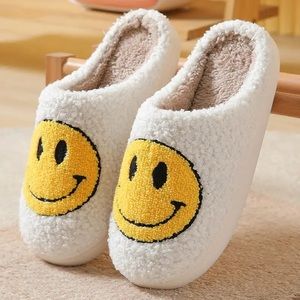 trendy & cozy UNISEX smilely face slippers